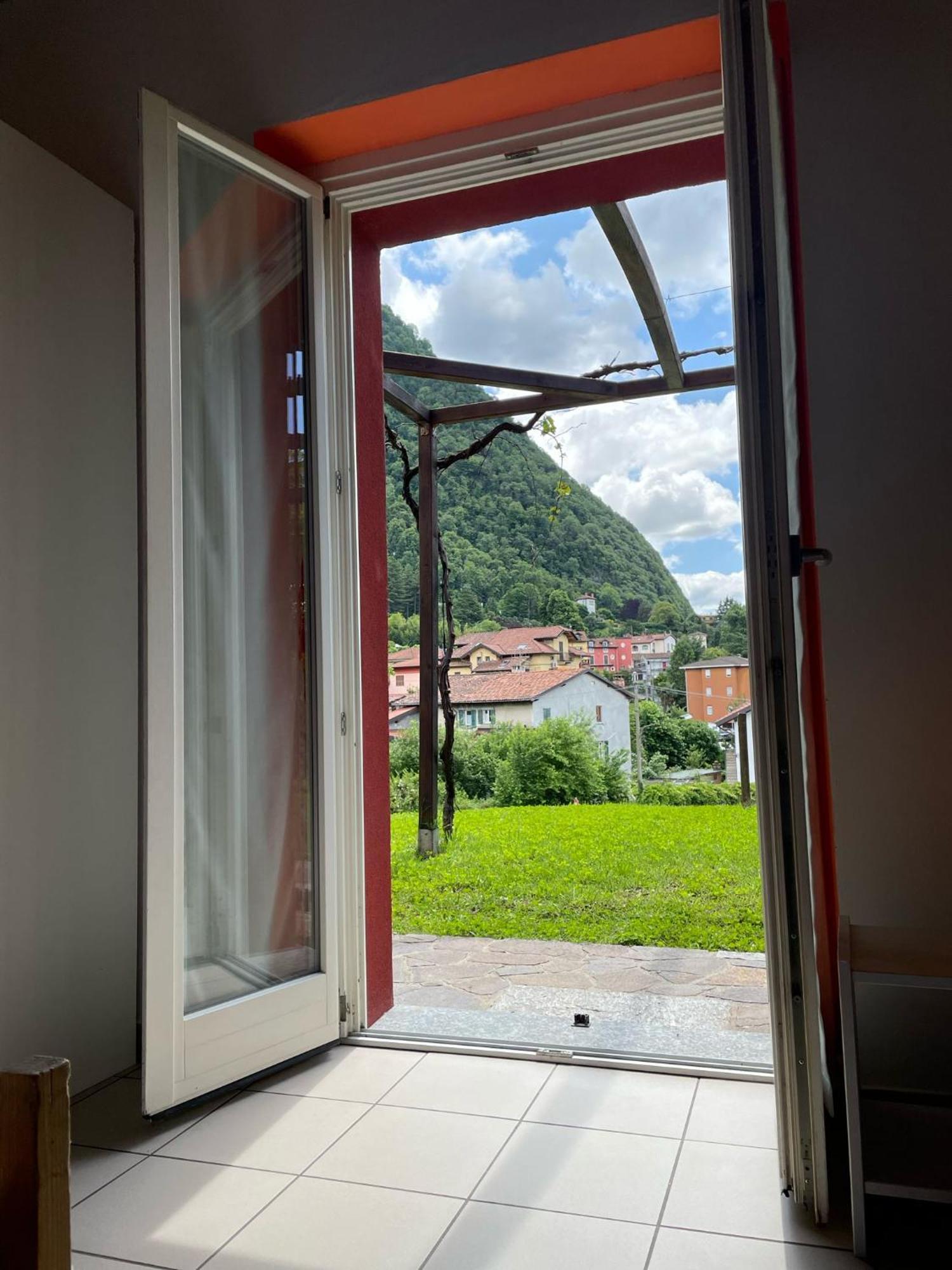 Ostello Casa Rossa Laveno-Mombello Εξωτερικό φωτογραφία