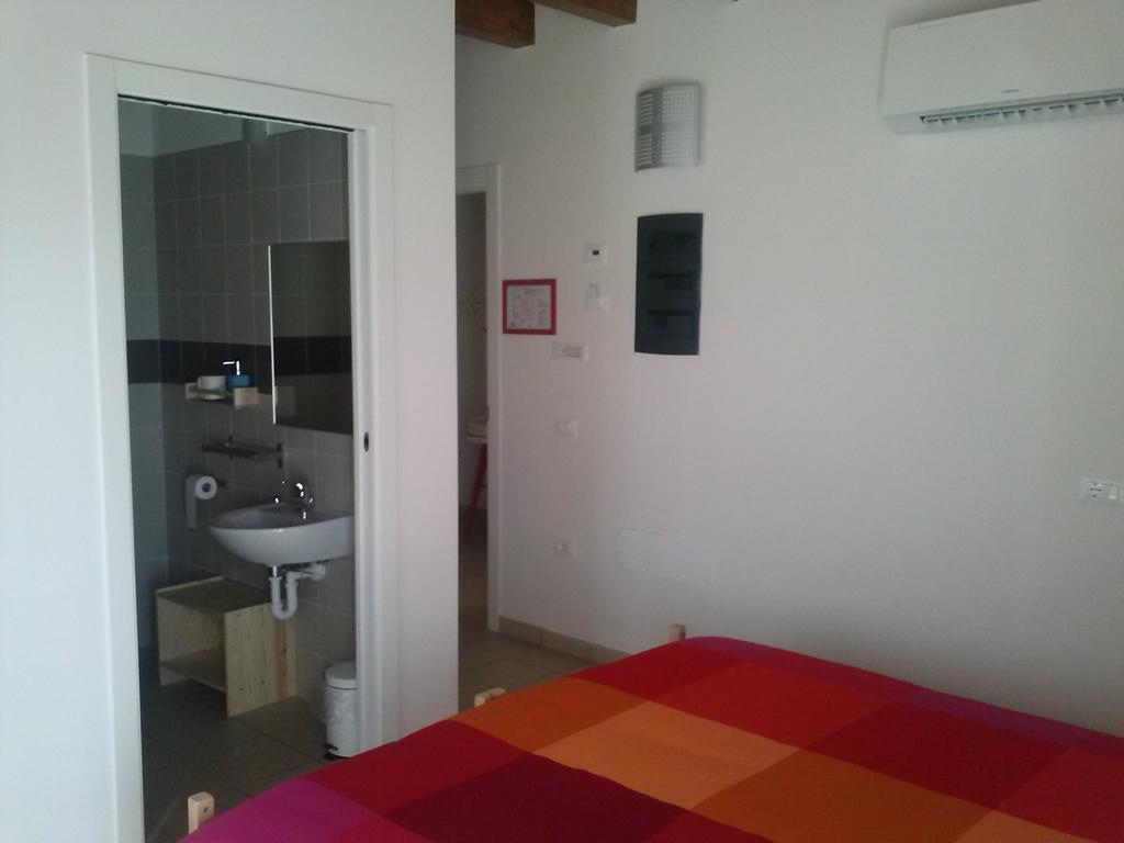 Ostello Casa Rossa Laveno-Mombello Δωμάτιο φωτογραφία
